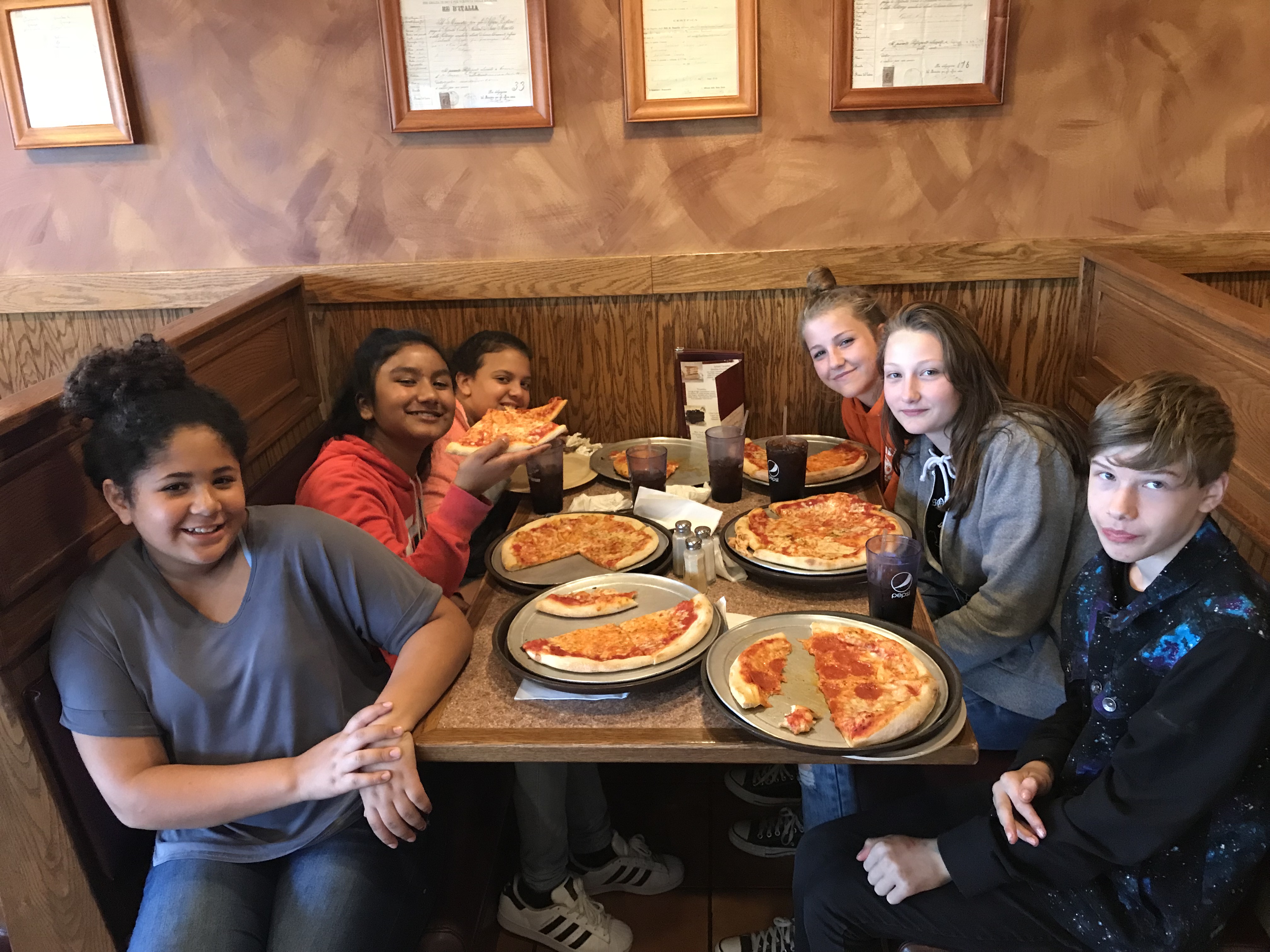 students eating pizza
