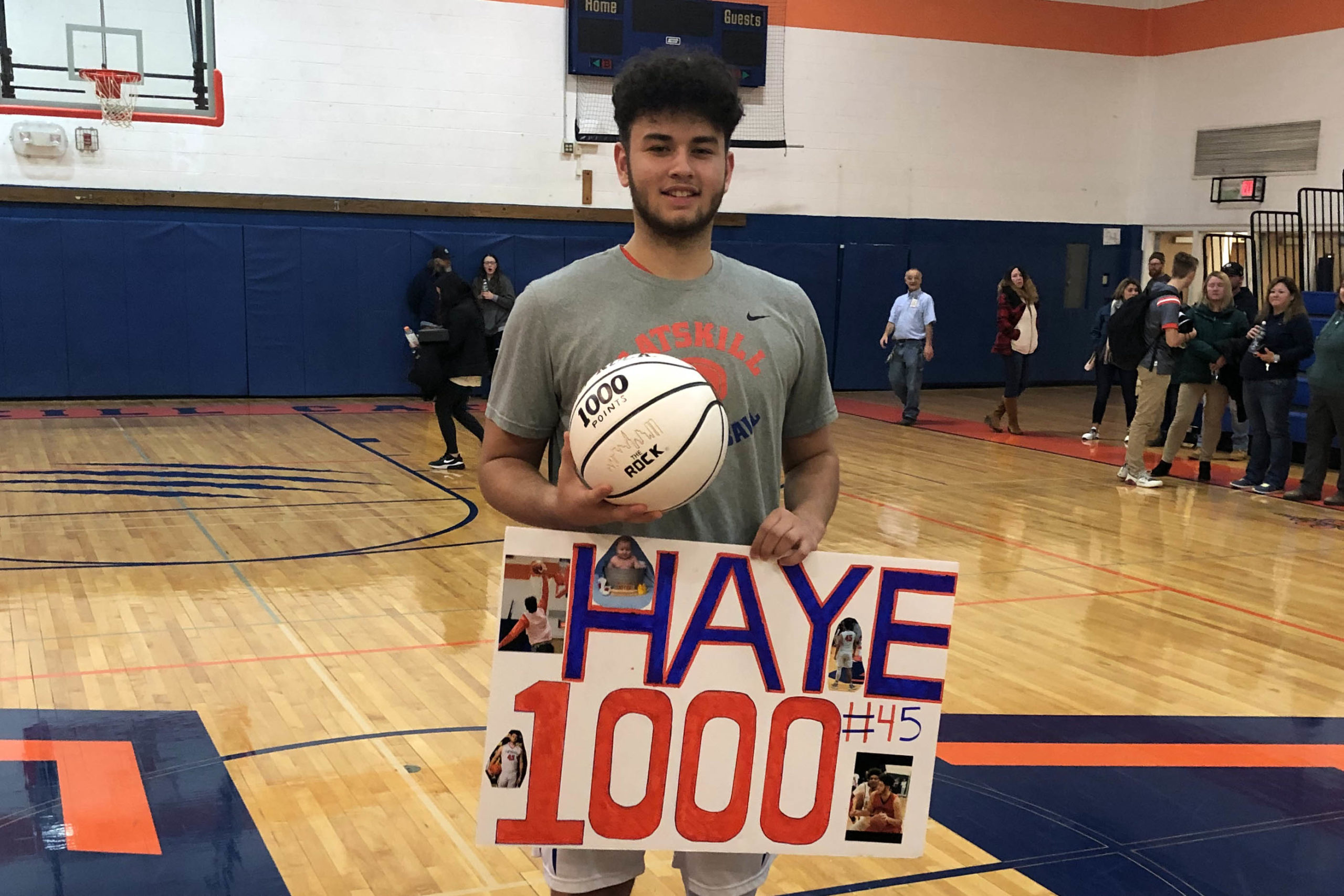 Devon Haye holding 1,000 basketball and sign that says Haye 1000