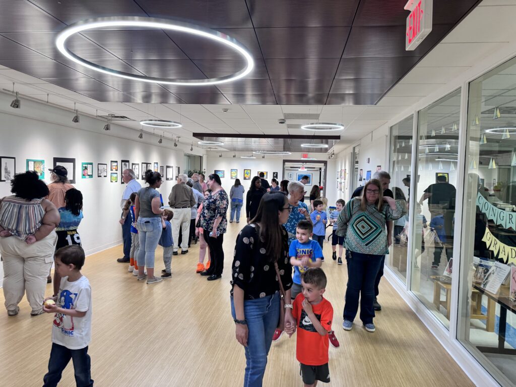 crowd in gallery