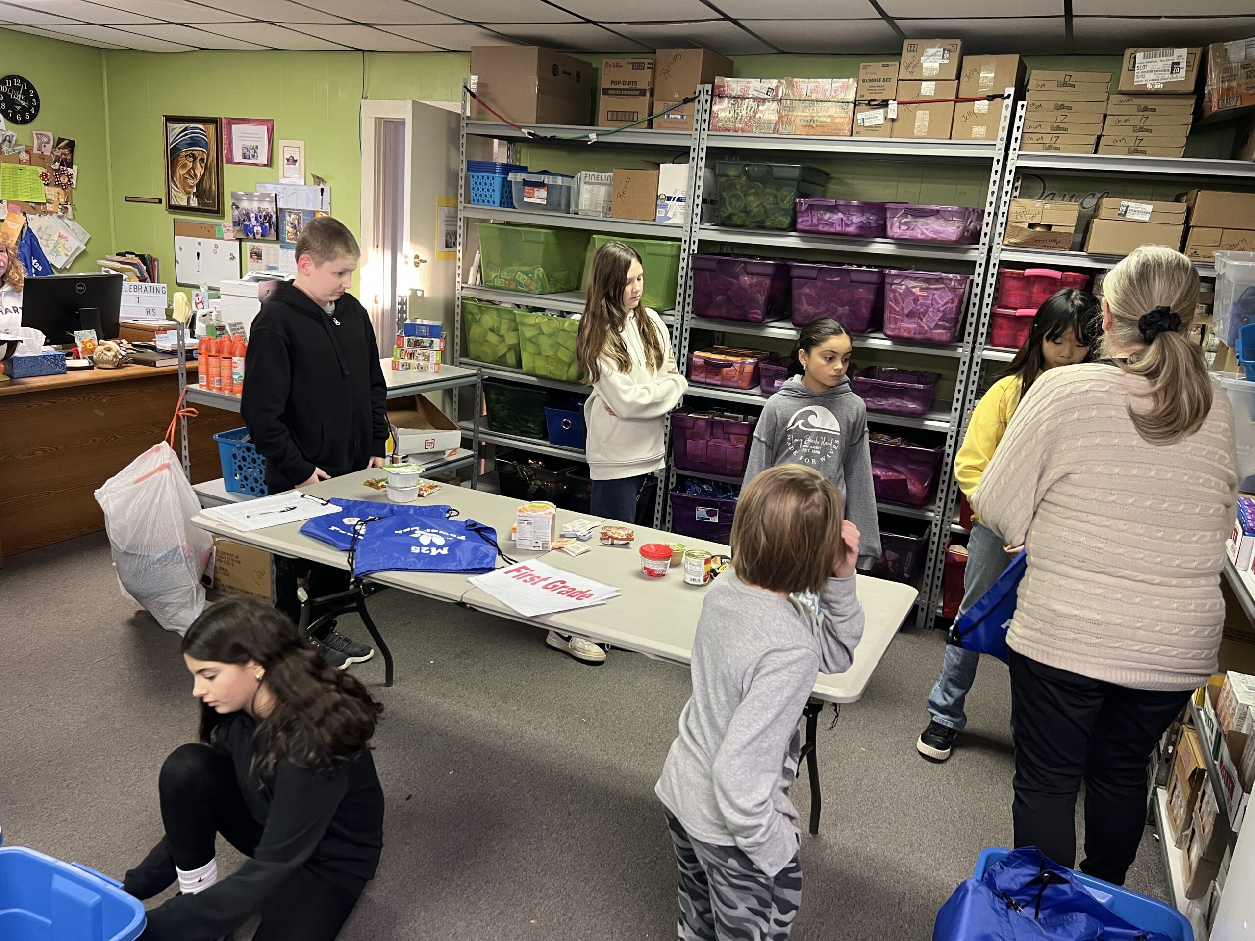 students helping at food pantry
